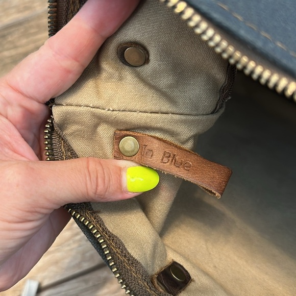 In blue black waxed canvas tote with leather pocket and flower handles - Picture 6 of 6